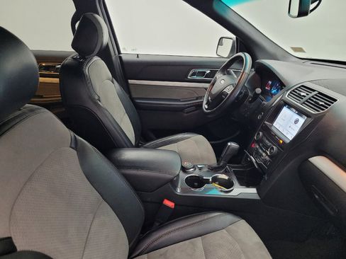 Used 2017 Ford Explorer XLT w/ Equipment Group 202A image 21