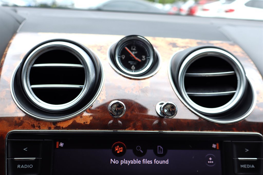 Used 2017 Bentley Bentayga AWD/4WD image 48