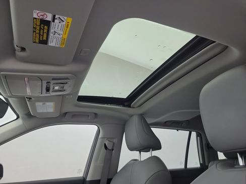 Used 2023 Toyota Highlander XLE FWD image 22