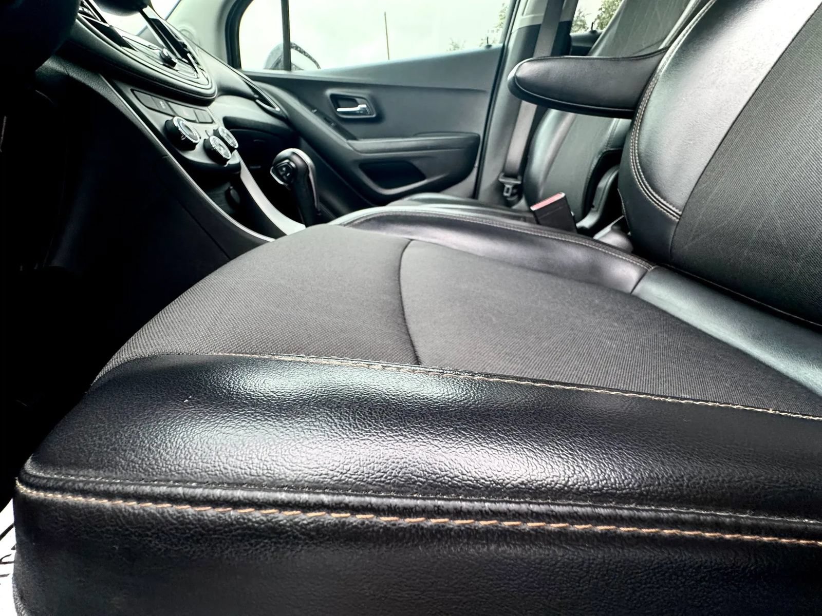 Used 2021 Chevrolet Trax LT w/ Midnight Edition FWD image 37