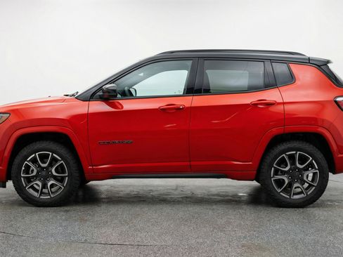 Used 2025 Jeep Compass Trailhawk image 5