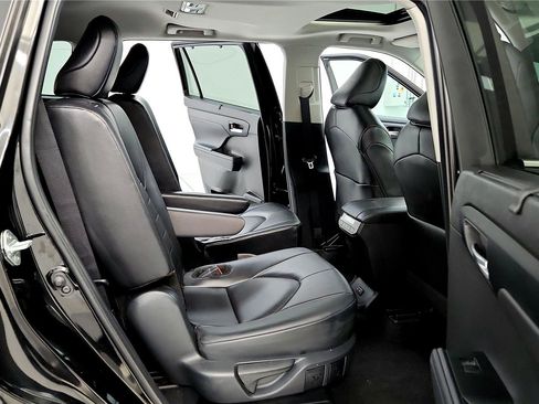Used 2024 Toyota Highlander XLE image 18