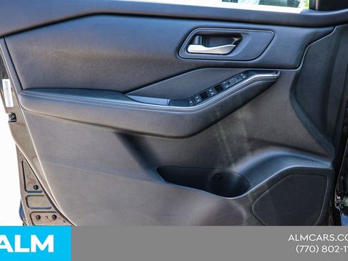 Used 2025 Nissan Rogue SV image 39