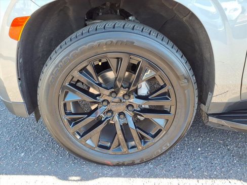 Used 2021 GMC Yukon XL SLT w/ SLT Premium Package image 9