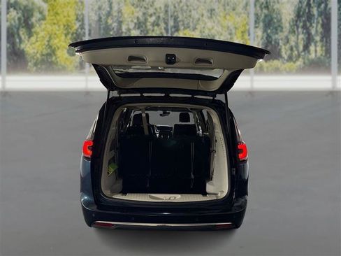 Used 2024 Chrysler Pacifica Touring-L FWD image 13