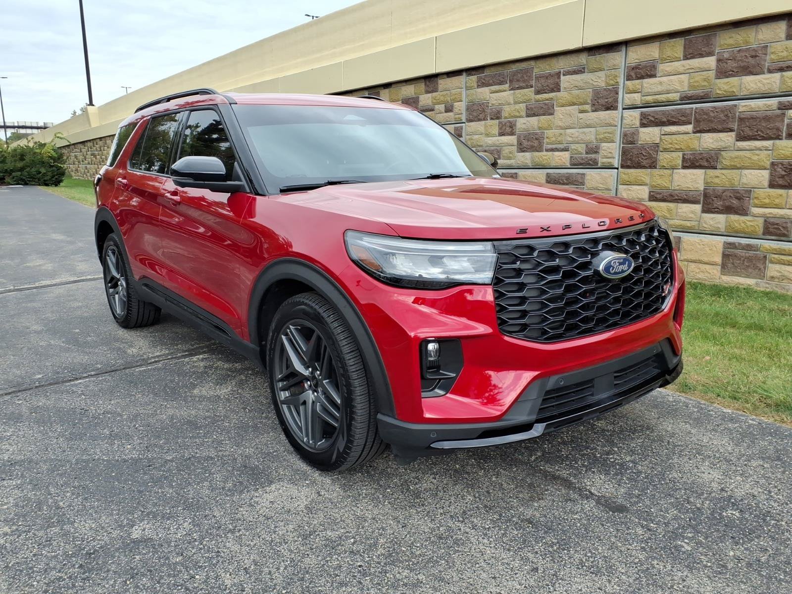 Used 2025 Ford Explorer ST w/ Sun And Sound Package AWD/4WD image 2