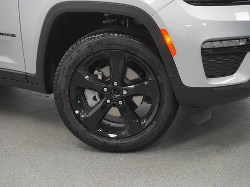 New 2025 Jeep Grand Cherokee Limited w/ Black Appearance Package image 4