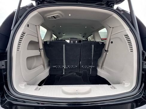 Used 2024 Chrysler Pacifica Touring-L image 11