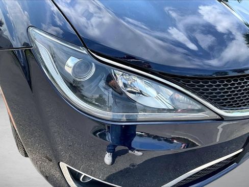 Used 2018 Chrysler Pacifica Limited w/ Advanced Safetytec Group FWD image 28
