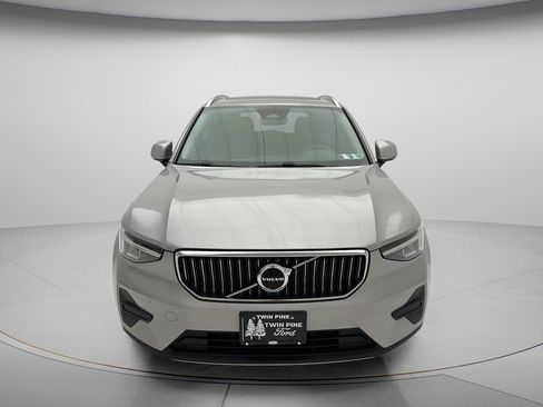 Used 2024 Volvo XC40 B5 Core AWD/4WD image 2