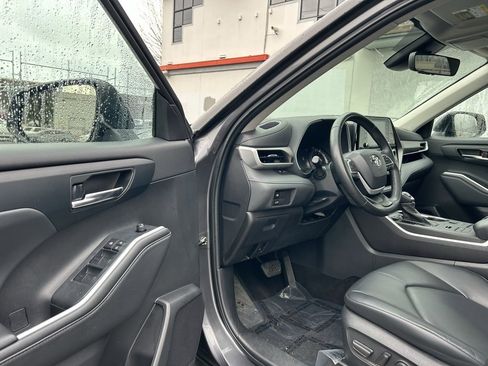 Certified 2022 Toyota Highlander XLE image 9