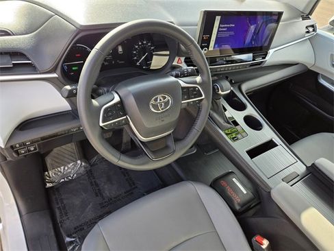 Used 2025 Toyota Sienna XLE image 11