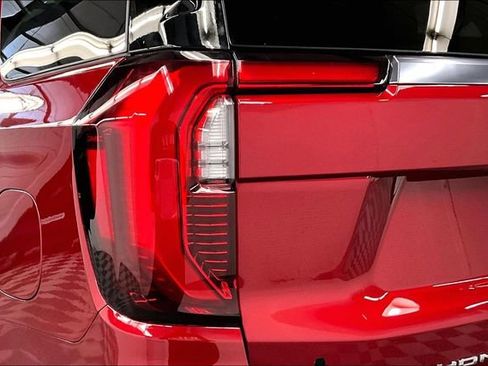 Used 2025 GMC Yukon AT4 w/ AT4 Premium Package AWD/4WD image 36
