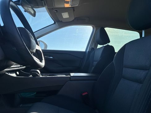 Certified 2025 Nissan Rogue SV image 30