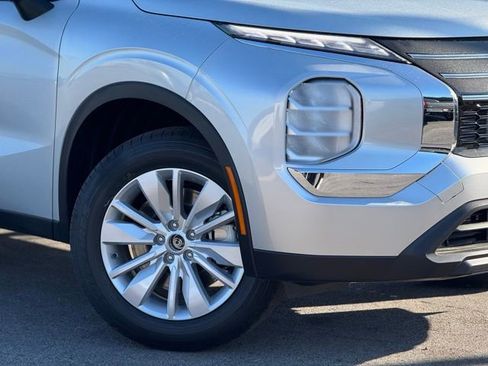 New 2026 Mitsubishi Outlander ES FWD image 2
