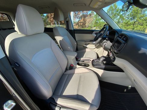 Used 2025 Kia Soul LX image 13