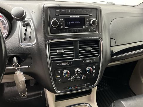 Used 2017 Dodge Grand Caravan SXT FWD image 5