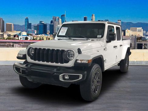 Used 2024 Jeep Gladiator Sport image 2