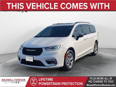 Used 2023 Chrysler Pacifica Limited w/ Uconnect Theater Family Group