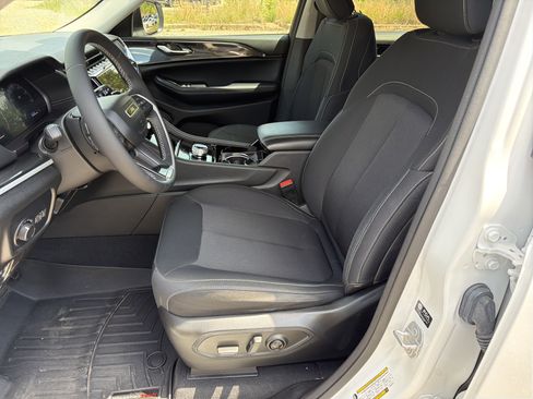 Used 2023 Jeep Grand Cherokee Laredo AWD/4WD image 9