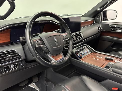 Used 2024 Lincoln Navigator Premiere image 11