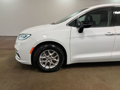 Used 2024 Chrysler Pacifica Touring-L image 38