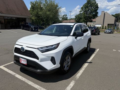 Used 2023 Toyota RAV4 LE AWD/4WD image 3