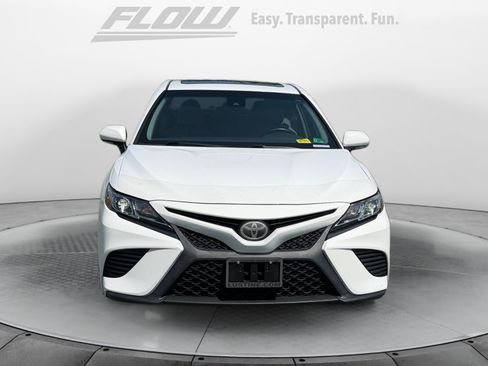Used 2018 Toyota Camry SE w/ Moonroof Package FWD image 3
