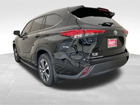 Used 2022 Toyota Highlander XLE FWD image 3