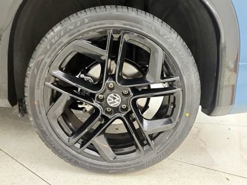 Used 2025 Volkswagen Tiguan SE R-Line FWD image 81