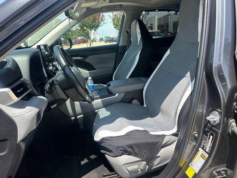 Used 2023 Toyota Highlander XLE AWD/4WD image 9
