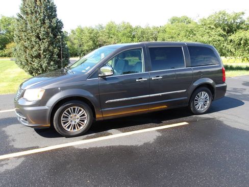 Used 2016 Chrysler Town & Country Touring-L w/ Driver Convenience Group FWD image 10
