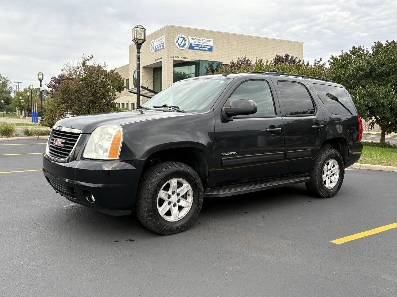 Used 2010 GMC Yukon SLE w/ SLE-2 Equipment Package AWD/4WD image 4