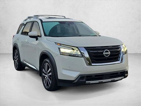 Used 2023 Nissan Pathfinder Platinum FWD image 3