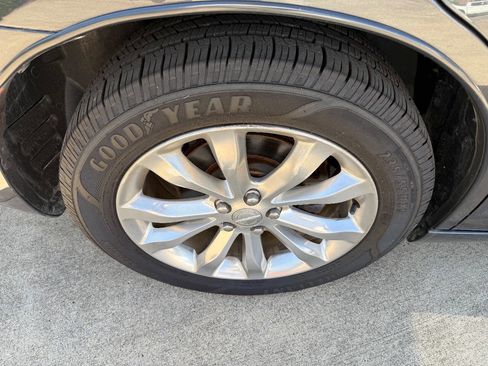 Used 2019 Chrysler 300 Limited AWD/4WD image 8