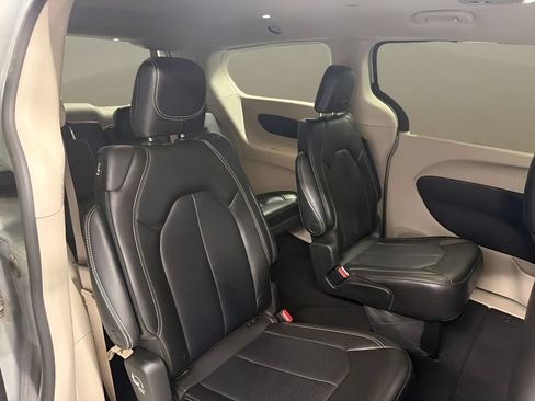 Used 2023 Chrysler Pacifica Touring-L FWD image 25