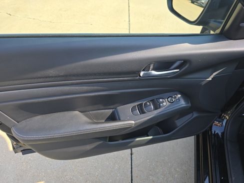 Used 2025 Nissan Altima 2.5 SV FWD image 17