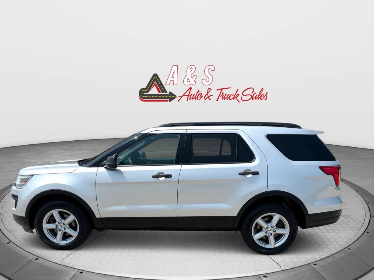 Used 2018 Ford Explorer 4WD w/ Class II Trailer Tow Package image 4