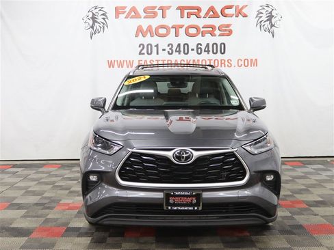 Used 2021 Toyota Highlander XLE image 2