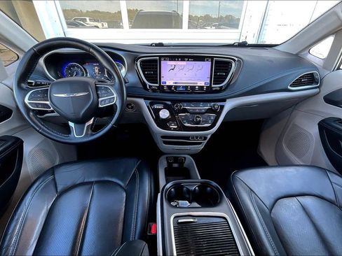 Used 2021 Chrysler Pacifica Touring-L AWD/4WD image 18