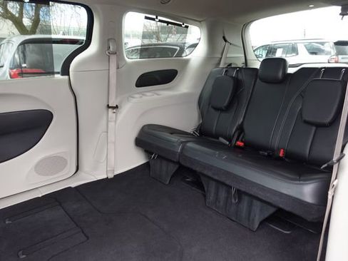 Used 2022 Chrysler Pacifica Touring-L image 24