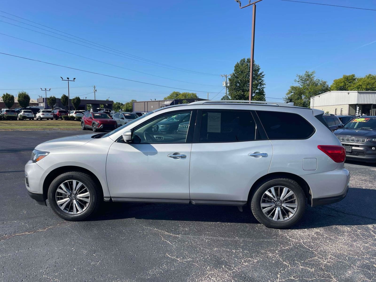 Used 2019 Nissan Pathfinder SL FWD image 4