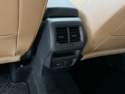 Used 2023 Volkswagen Tiguan SE AWD/4WD image 28