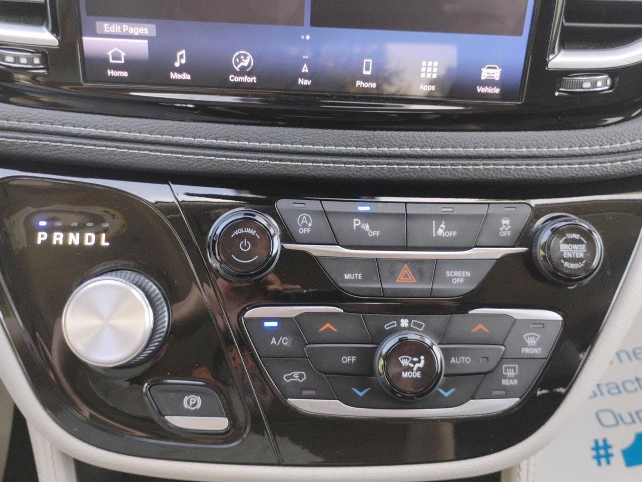 Used 2023 Chrysler Pacifica Limited FWD image 32