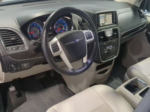 Used 2016 Chrysler Town & Country Touring w/ Driver Convenience Group FWD image 12