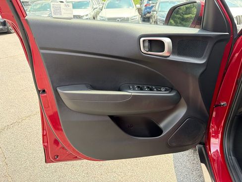 Used 2025 Hyundai Venue SE FWD image 10