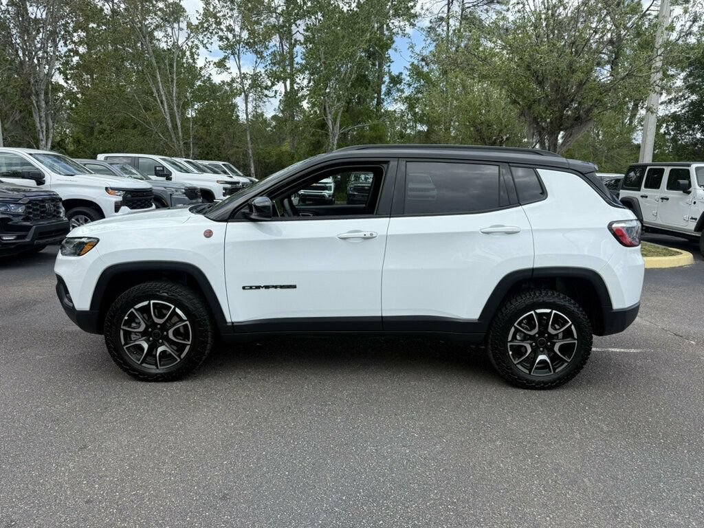 Used 2025 Jeep Compass Trailhawk AWD/4WD image 2