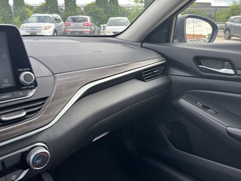 Used 2025 Nissan Altima 2.5 SV FWD image 35