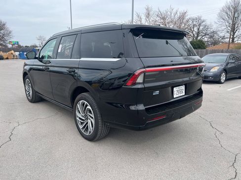 Used 2025 Lincoln Navigator Reserve image 3