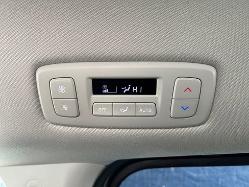Used 2025 Kia Carnival FWD image 36